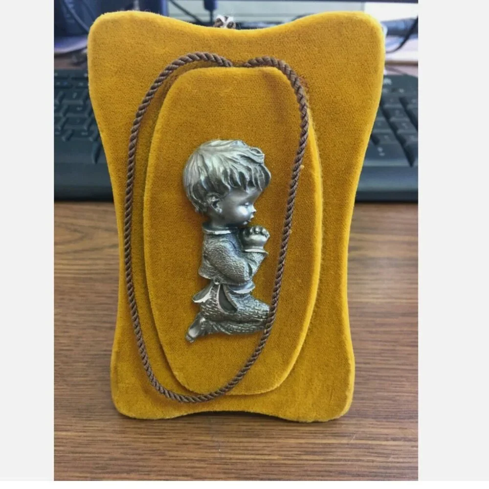 Vintage Plaque Italian Pewter Boy Praying Velvet Background Hang or Stand - Picture 3 of 4